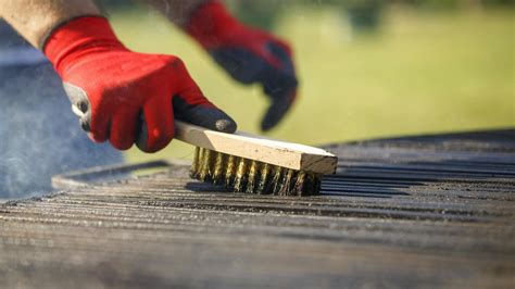 Grillrács tisztítása drótkefével