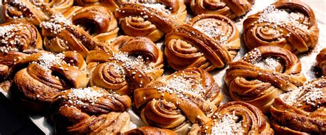 Egy ízléses összeállítás különböző nemzetközi élesztős tészta desszertekből, mint a svéd fahéjas csiga, babka és kuglóf.