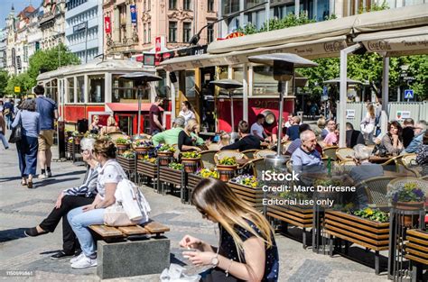 emberek tortát esznek egy ünnepségen
