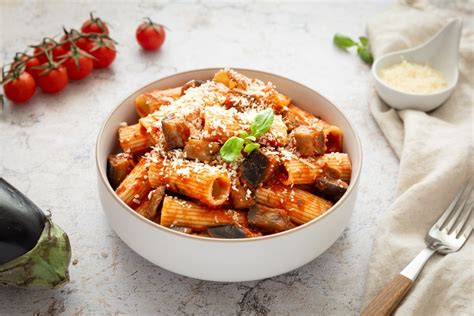 Tálalt Pasta alla Norma friss bazsalikommal és reszelt sajttal