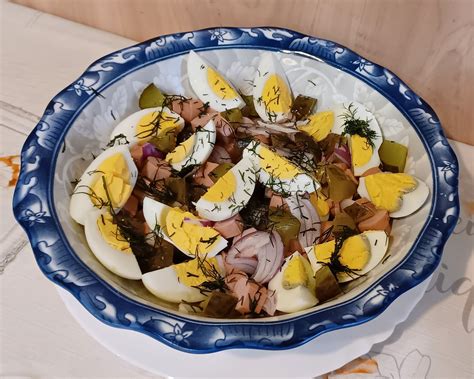 Virslisaláta friss zöldségekkel