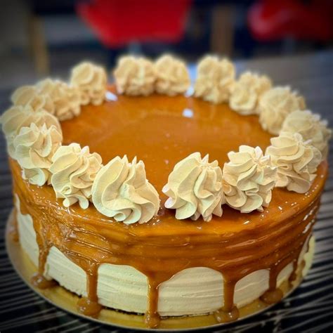 Díszített tejkaramell torta