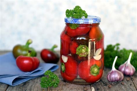Frissen elkészült ecetes paprika üvegben