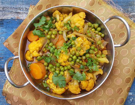 zöldborsó curry tálalva