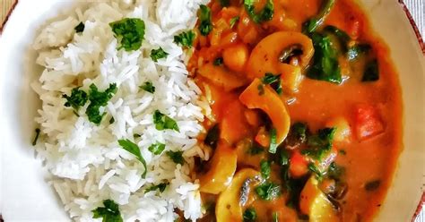 gomba és csicseriborsó curry tálalva