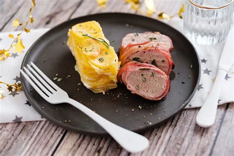 baconbe göngyölt sertés szűzérme rakott burgonyával