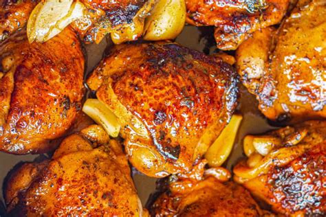 Frissen sült BBQ csirkecombok sütőből kivéve