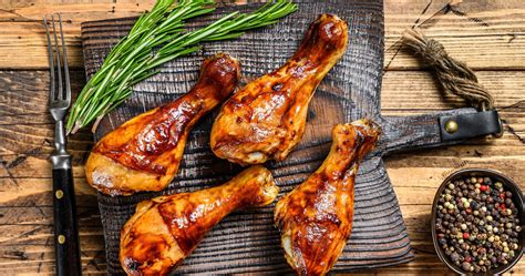 Csirkecombok füstölés közben egy grillen