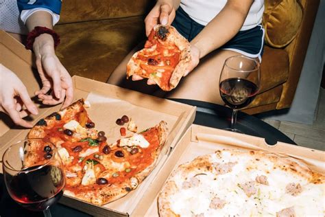 Különböző pizzák és ételkülönlegességek fotói