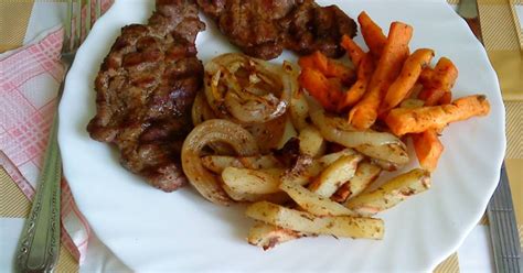 Grillezett zöldségek és tarja a rácson
