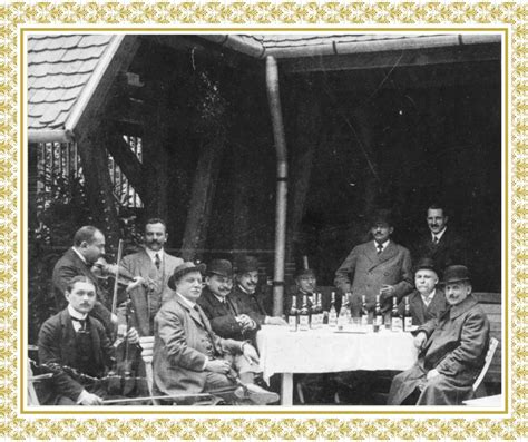 Gundel Károly portréja és az eredeti Gundel étterem