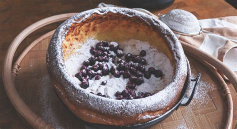 Dutch Baby palacsinta friss gyümölcsökkel és porcukorral