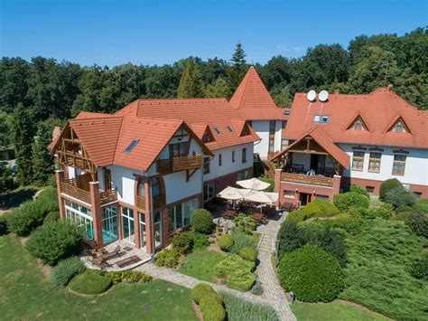A Hotel Kardosfa épülete a Zselici erdőben