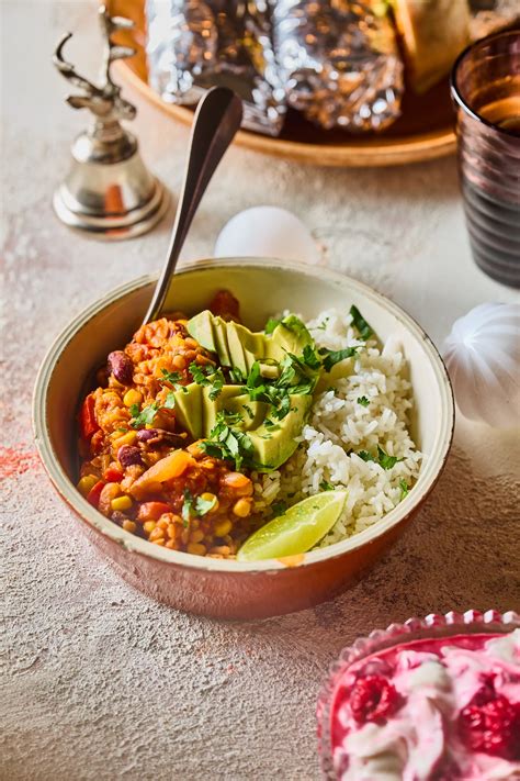 Vegán chilis bab friss avokádóval és tejföllel