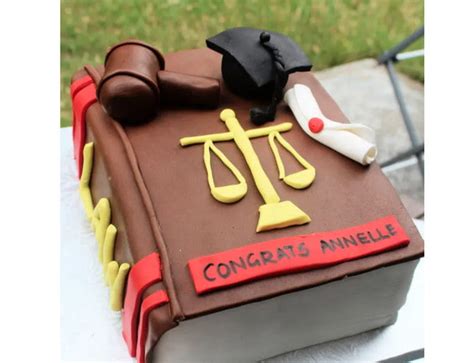 Jogász témájú torta jogi szimbólumokkal