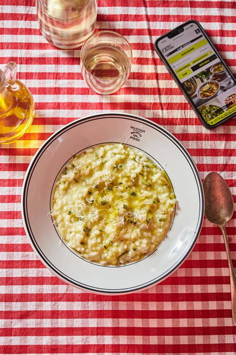 Krémes, selymes rizottó tálalva, frissen reszelt parmezánnal