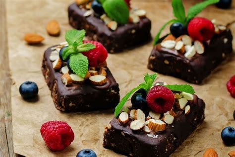Sütés nélküli brownie szeletek gyümölcsökkel díszítve