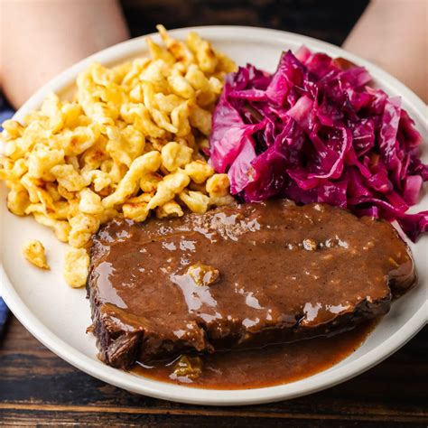 Sauerbraten burgonyagombóccal és vöröskáposztával
