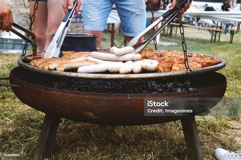 Grillezett Bratwurst mustárral és zsemlével
