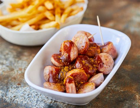 Currywurst sült krumplival és curry szósszal