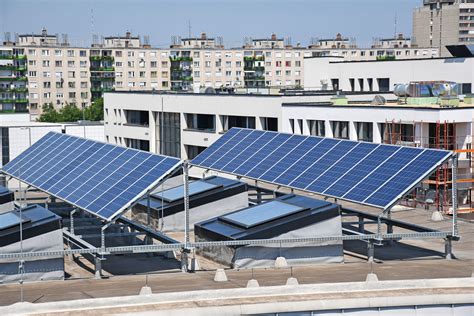 Napelemes rendszer egy logisztikai központ tetején napos időben