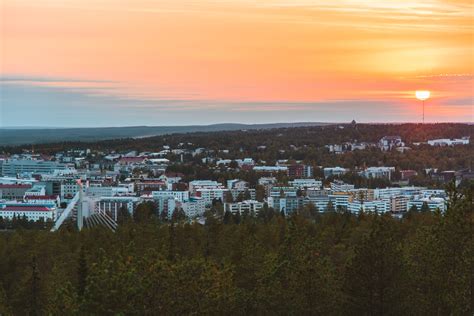 Rovaniemi városképe télen, kivilágított épületekkel