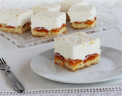 Sárgabarackos piskótatorta szelet