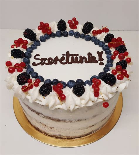 Mascarponés torta friss gyümölcsökkel díszítve