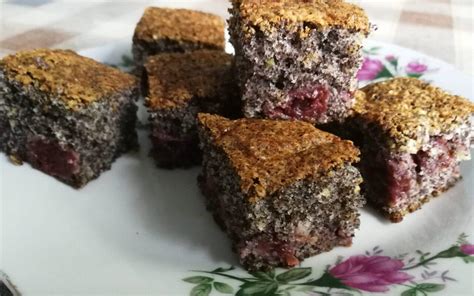 Szeletelt bögrés meggyes-mákos süti porcukorral meghintve