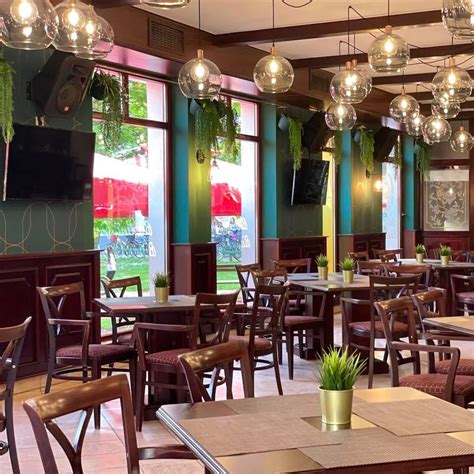 A Chicago Étterem-Bowling Pub-Biliárd Szalon Szentes bejárata és látképe