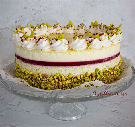 Vegán pisztácia torta szelet, pisztáciadarabokkal