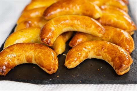 Hagyományos magyar kifli a sütőből kivéve