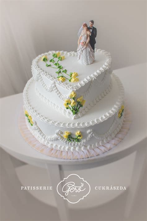 marcipánnal díszített esküvői torta