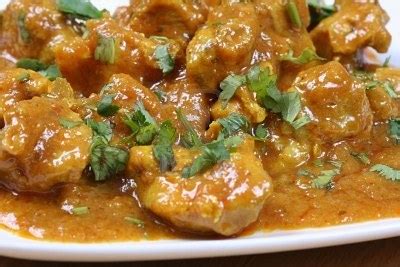 Indiai csirke curry tálalva