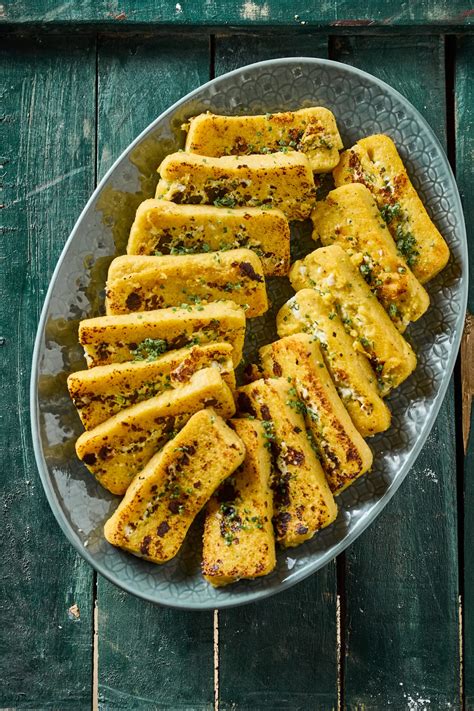 Sült polenta szeletek tányéron, fűszerekkel