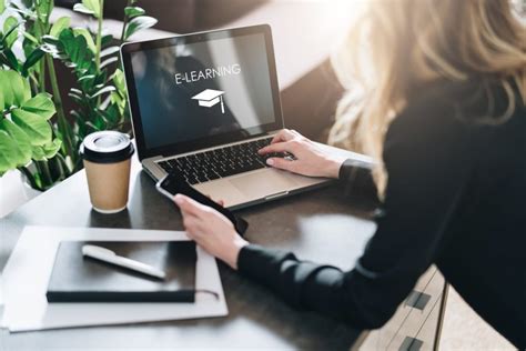 online tanulás laptop előtt ülő személy