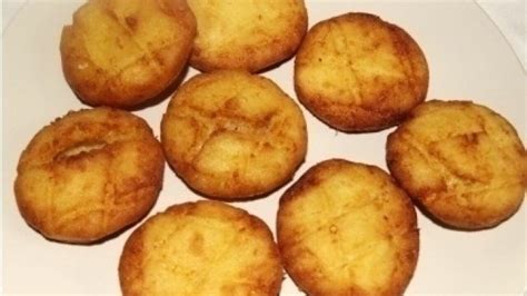 Hagyományos krumplis pogácsa tálban