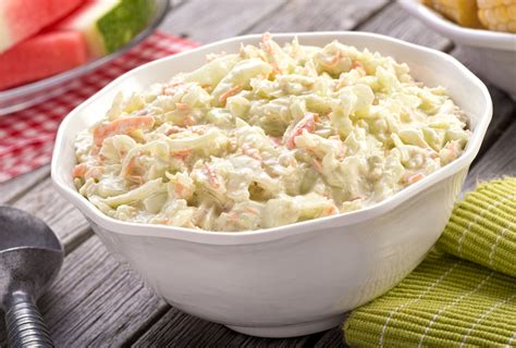 Amerikai káposztasaláta (coleslaw) tányéron