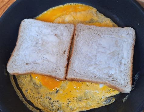 Serpenyőben sült tojásos toast kenyér készítése