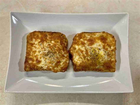 Különböző feltétekkel tálalt sült tojásos toast kenyér