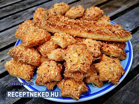 Különböző fűszerekkel szórt túrós ropogós