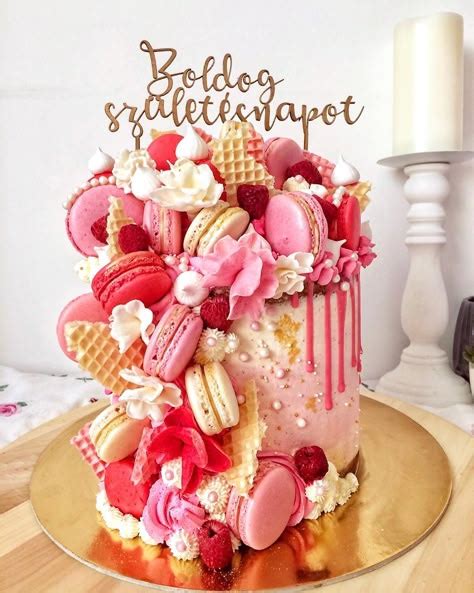 Születésnapi torta asztalon