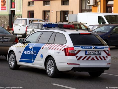 rendőrautó parkol a fánkozó előtt