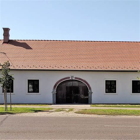 A Bazsarózsa Fogadó külső látképe nádtetővel
