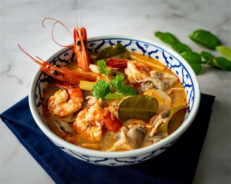 Tom Yam Gung leves tálalása friss korianderrel