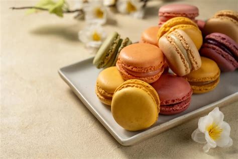 Különböző ízesítésű macaronok egy tálon