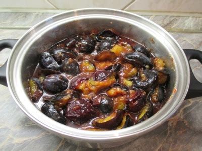 szilva chutney tálalása húsok mellé