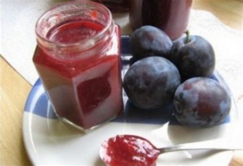 szilva chutney üvegben