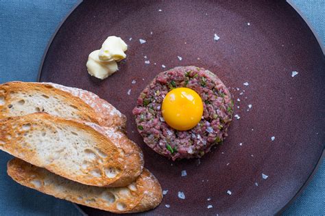 Tatár beefsteak tányéron, friss pirítóssal