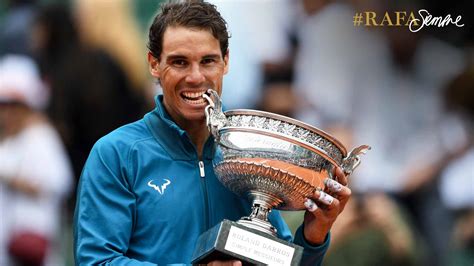 Rafael Nadal tenyeres ütést végez